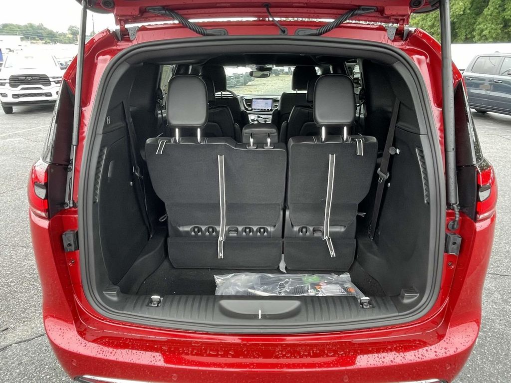 2025 Chrysler Pacifica photo 37