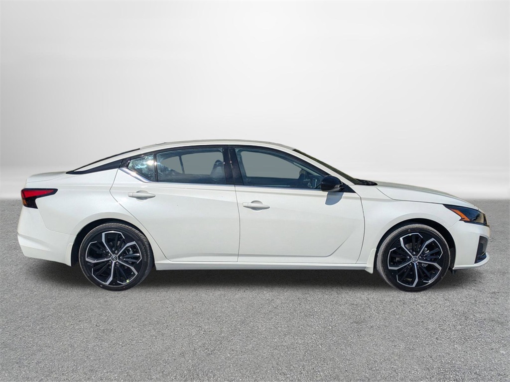 2025 Nissan Altima 2.5 SR photo 2