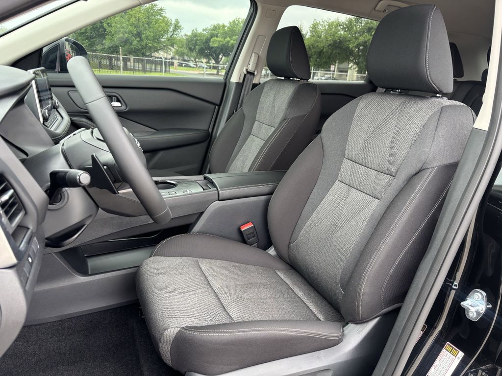 2025 Nissan Rogue SV photo 17