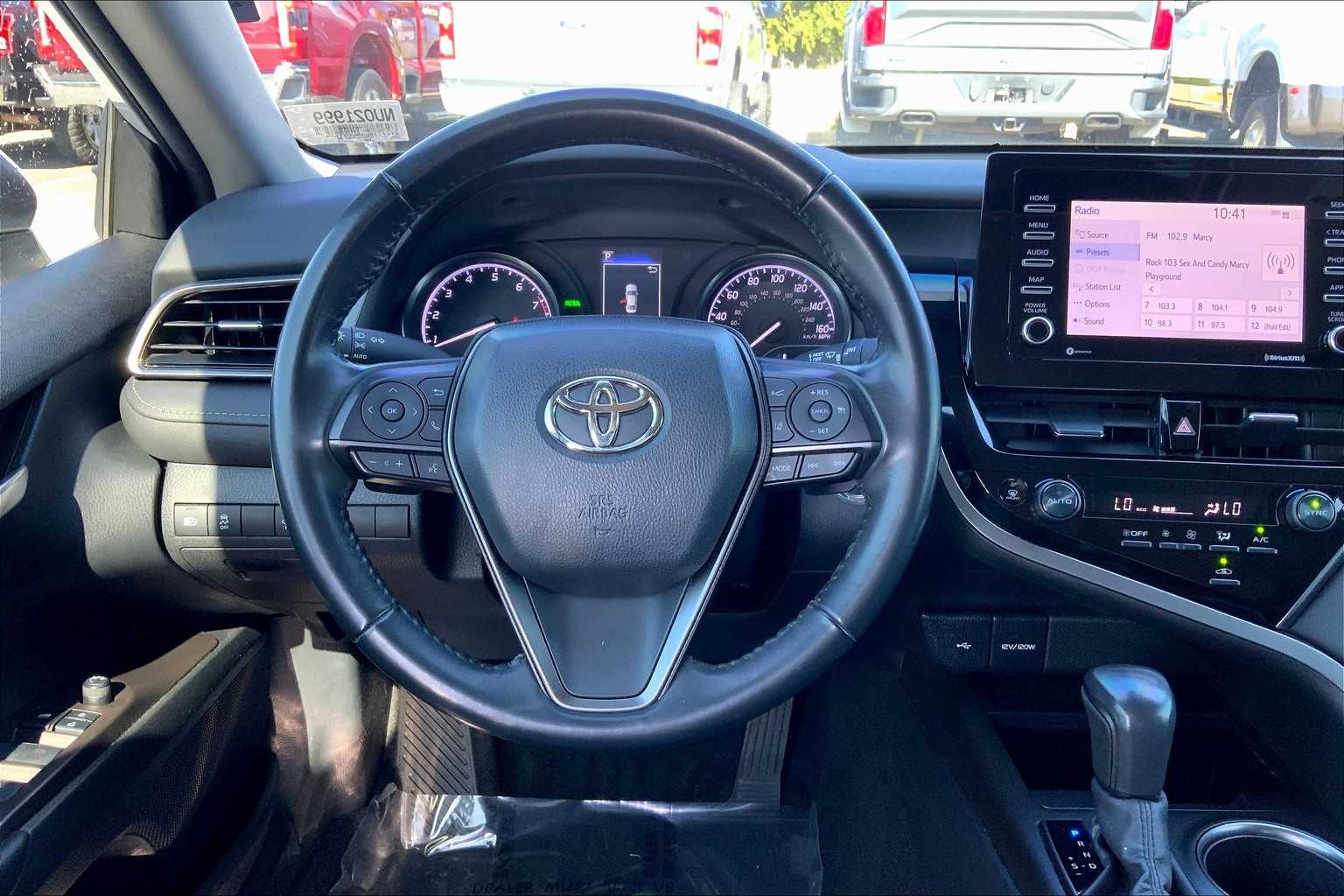 2022 Toyota Camry SE photo 5