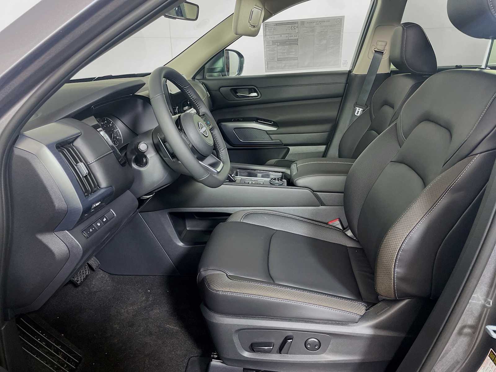 2025 Nissan Pathfinder SL photo 4