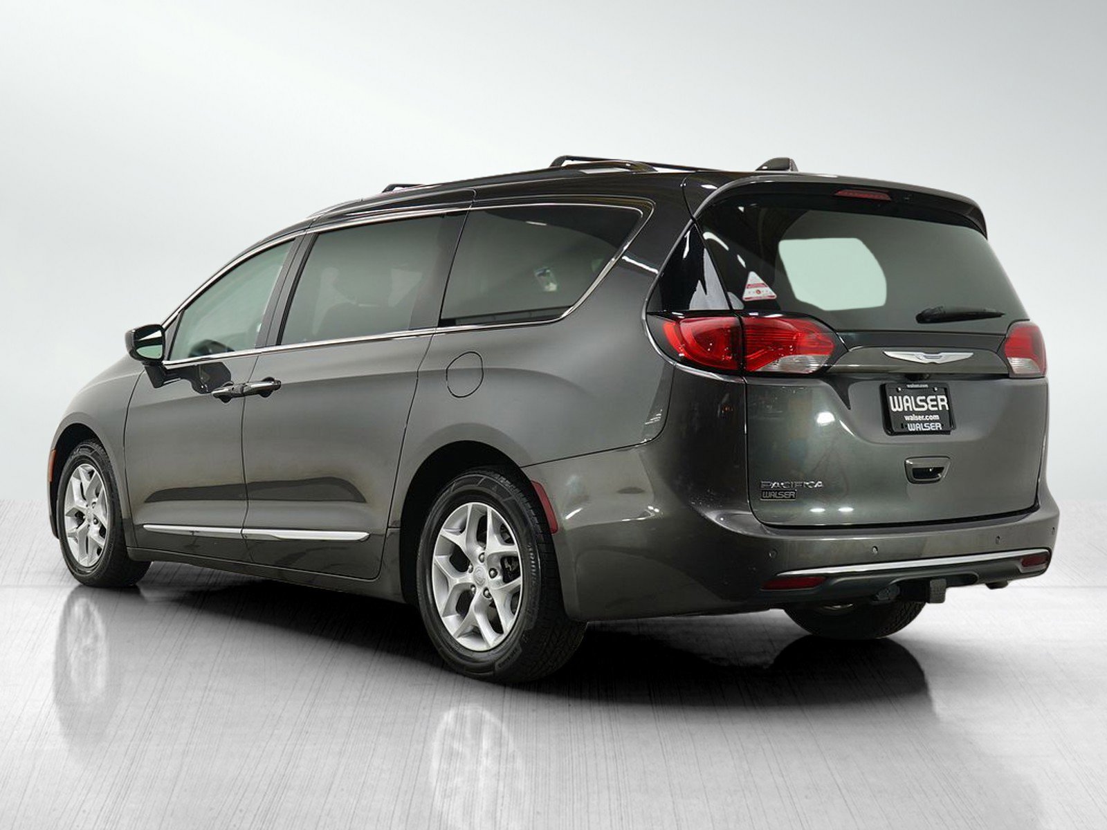 2017 Chrysler Pacifica Touring Plus photo 3