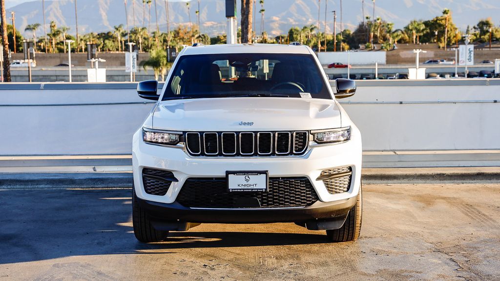 2025 Jeep Grand Cherokee Laredo X photo 3