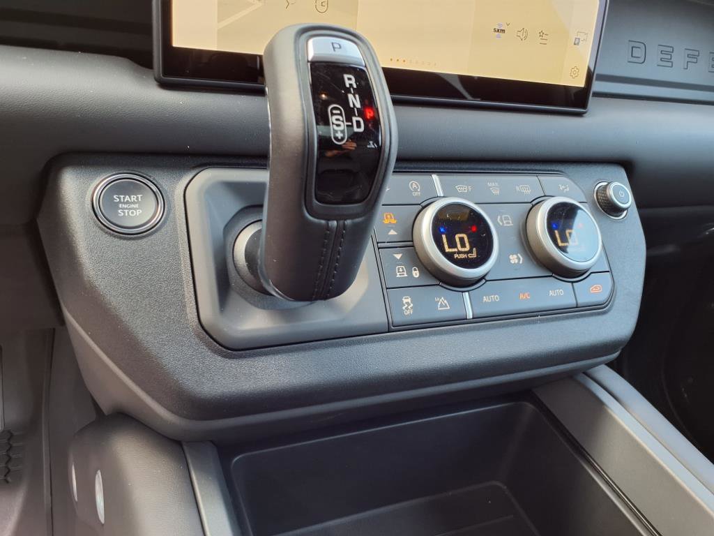 2025 Land Rover Defender 110 X-Dynamic SE photo 18