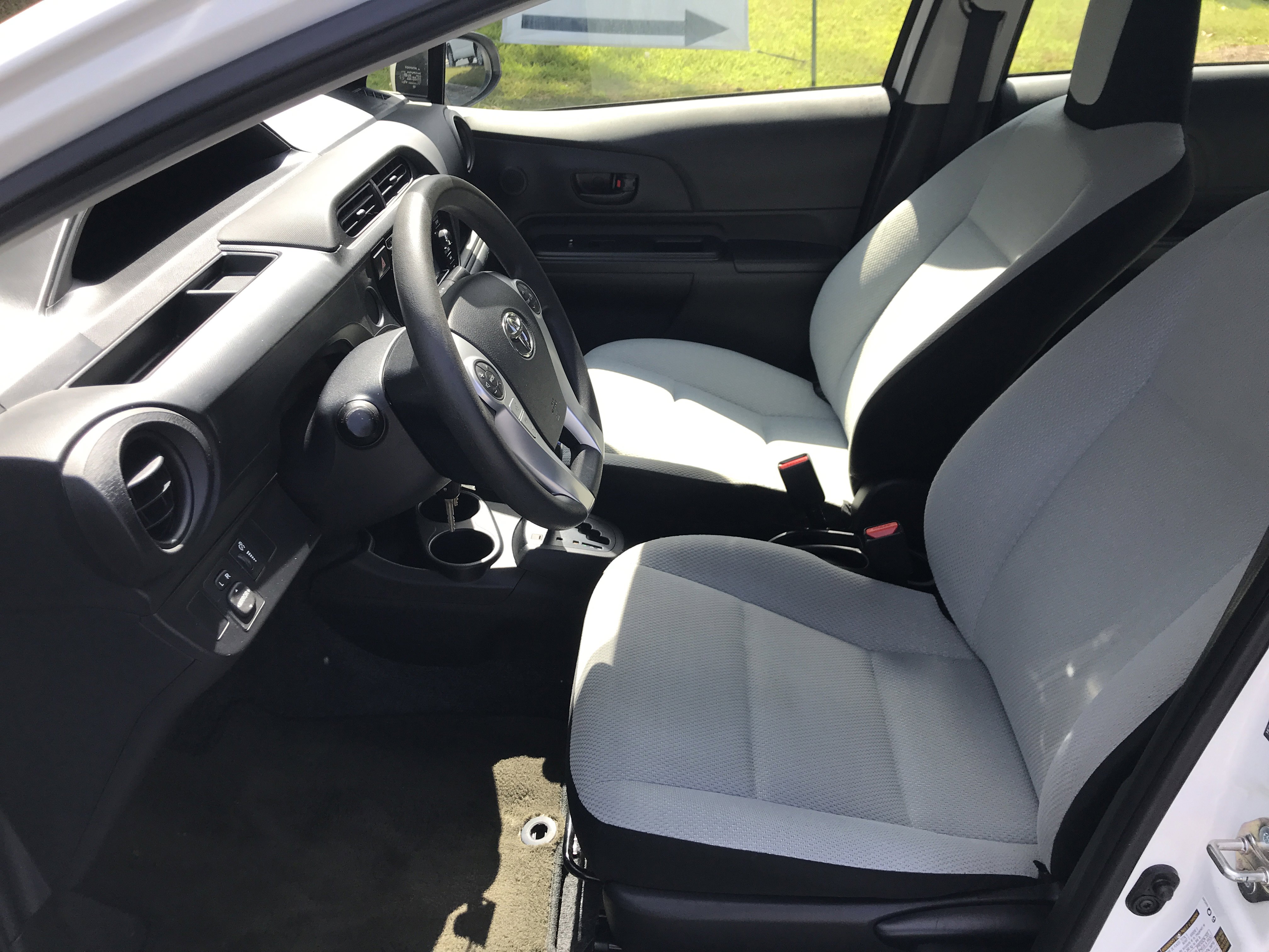2016 Toyota Prius C One photo 2