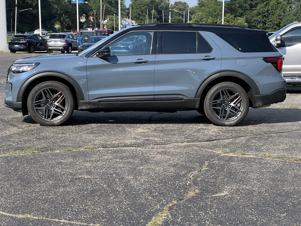 2025 Ford Explorer ST-Line photo 2