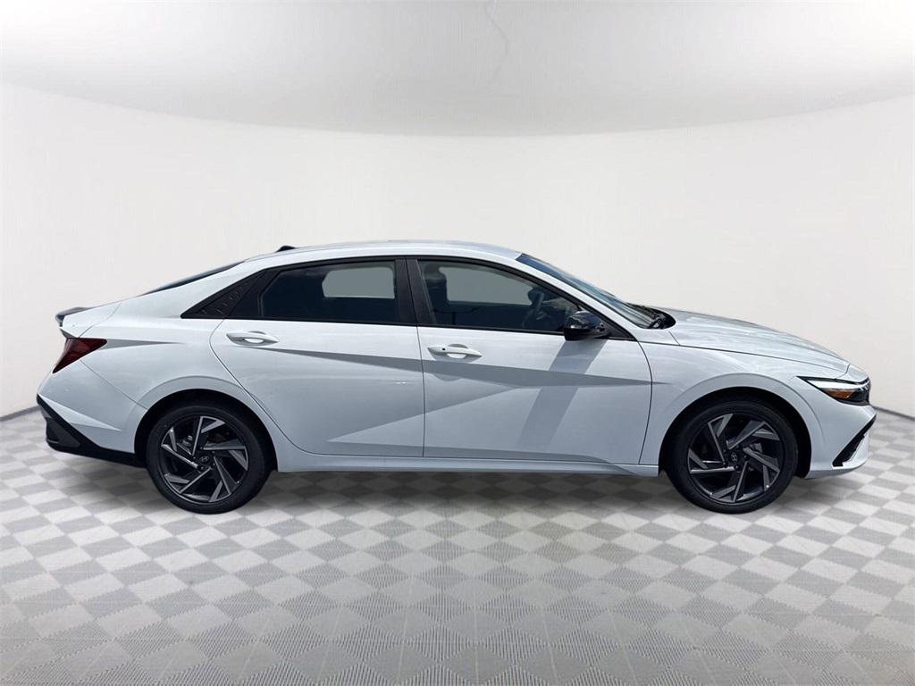 2025 Hyundai Elantra SEL Sport photo 4
