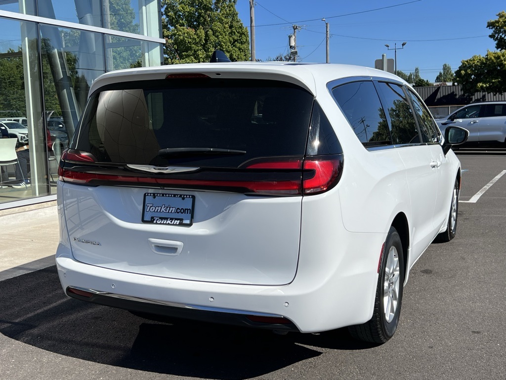2023 Chrysler Pacifica Touring L photo 6