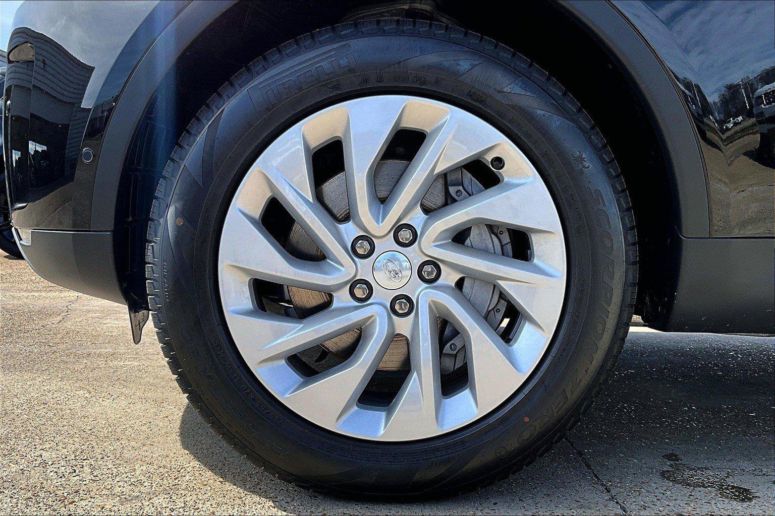 2025 Land Rover Discovery S photo 11