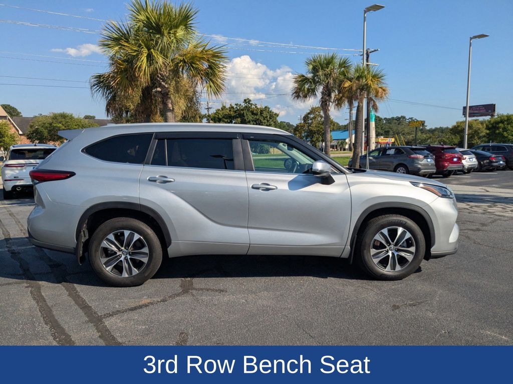 2023 Toyota Highlander XLE photo 3