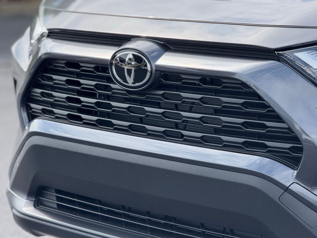 2025 Toyota RAV4 Hybrid LE photo 4