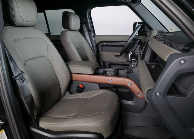 2024 Land Rover Defender 110 photo 3