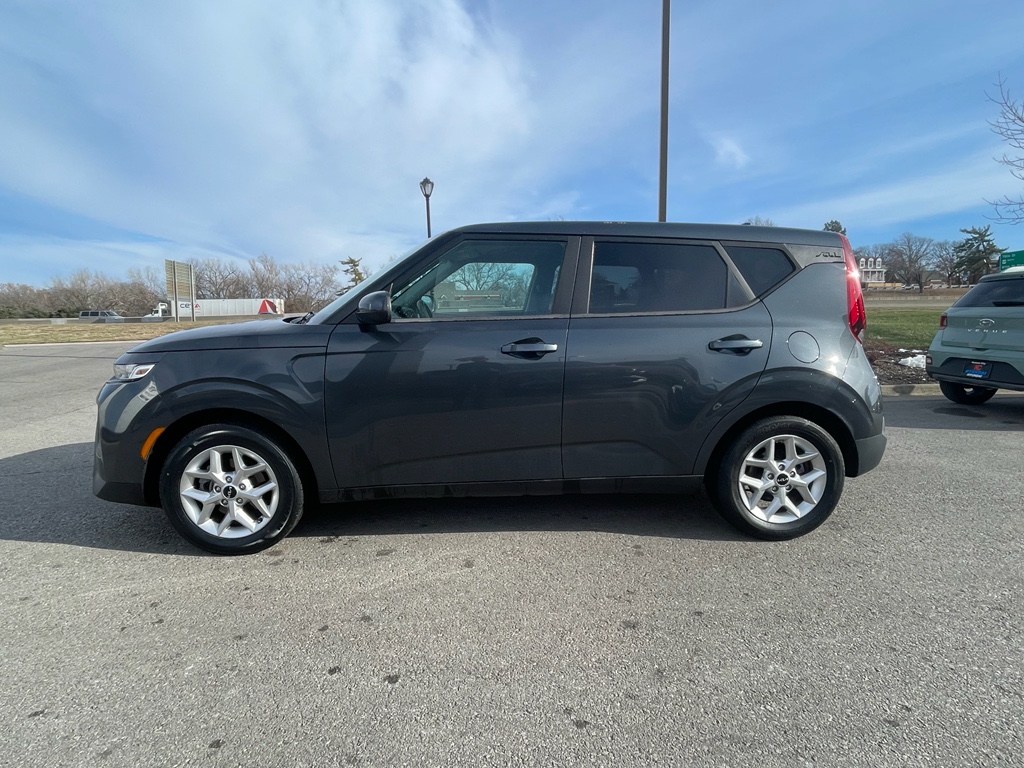 Used 2022 Kia Soul LX with VIN KNDJ23AU2N7833122 for sale in Kansas City
