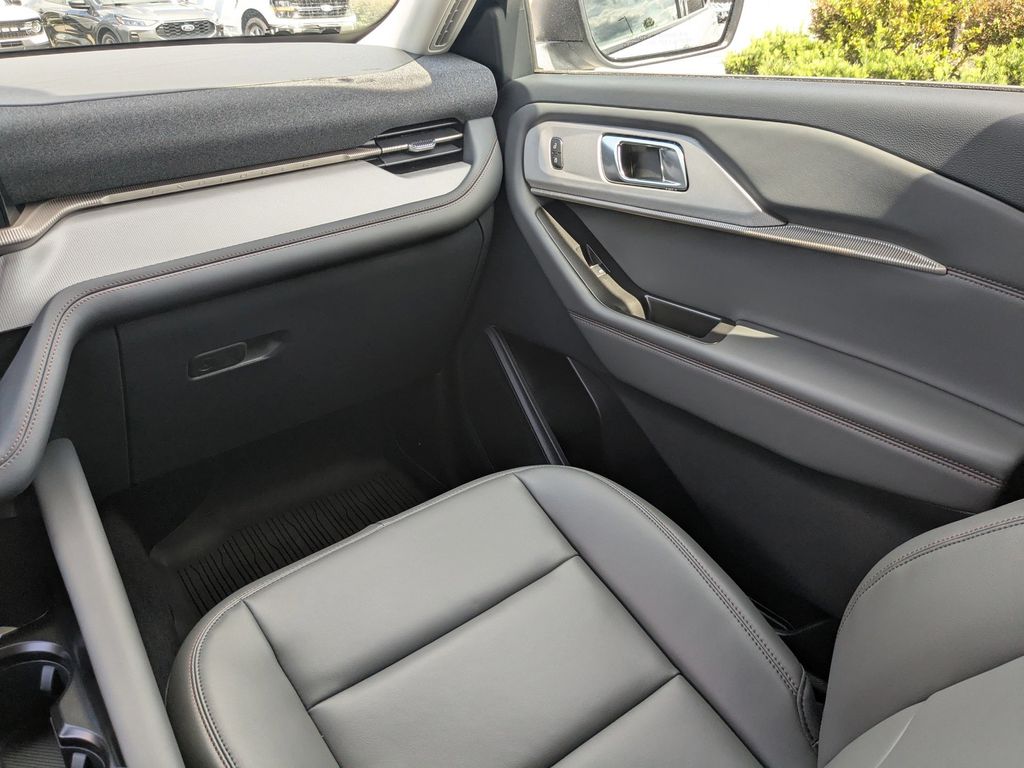 2025 Ford Explorer photo 18