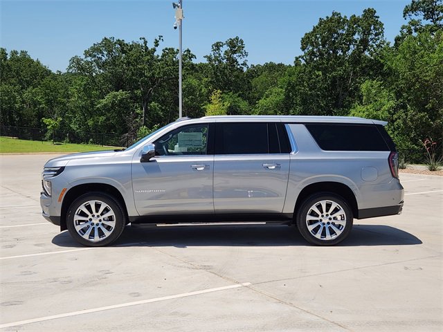 2025 Chevrolet Suburban Premier photo 3