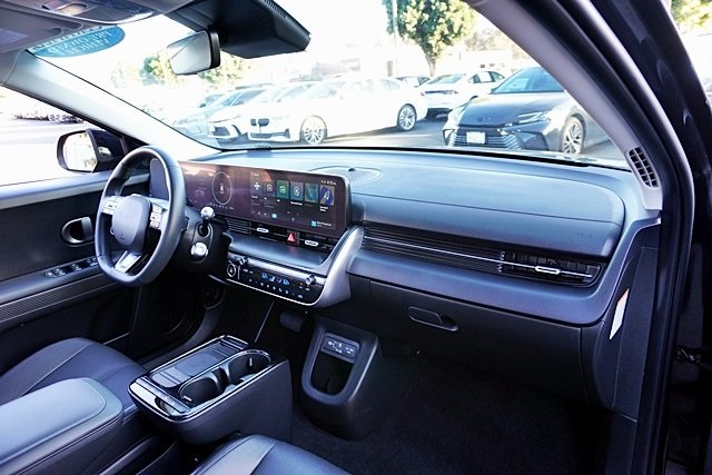 Used 2025 Black Hyundai SEL image 10