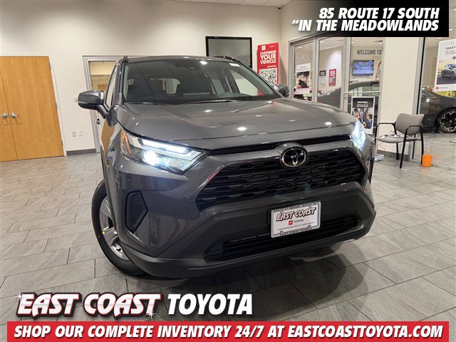2025 Toyota RAV4 XLE's photo