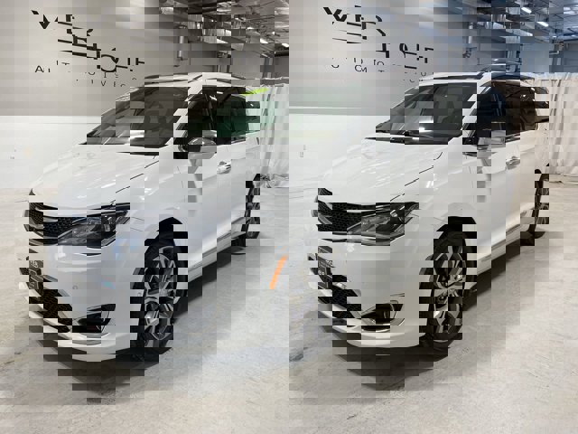 2017 Chrysler Pacifica Limited's photo