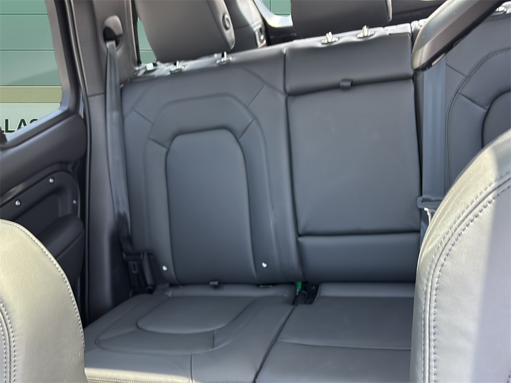 2025 Land Rover Defender 110 S photo 4