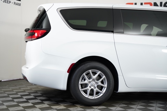 2026 Chrysler Pacifica photo 31