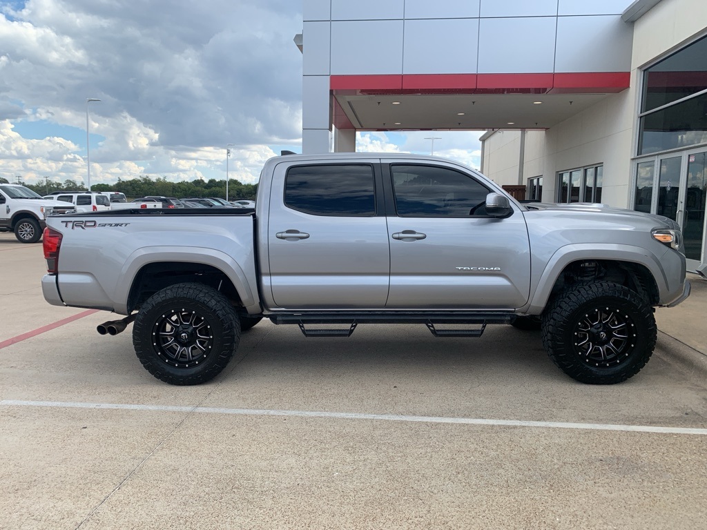 2019 Toyota Tacoma TRD Sport photo 3