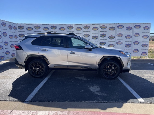 2023 Toyota RAV4 SE's photo