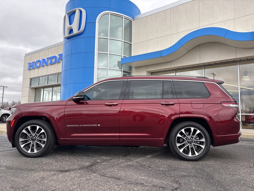 2023 Jeep Grand Cherokee Overland photo 2