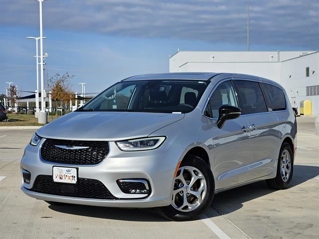 2024 Chrysler Pacifica Limited's photo