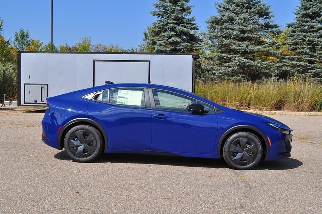 2026 Toyota Prius LE photo 2