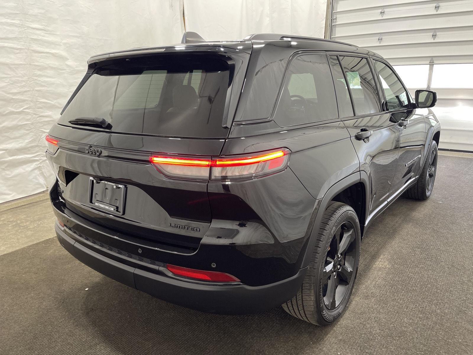 2023 Jeep Grand Cherokee Limited photo 2