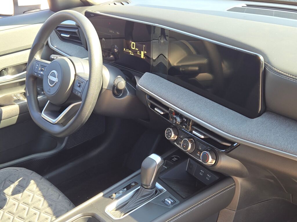 2025 Nissan Kicks SV photo 4