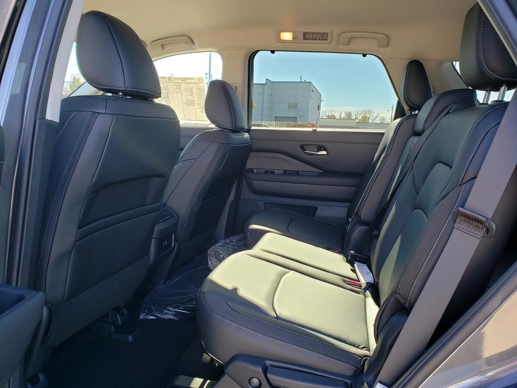 2025 Nissan Pathfinder SL photo 4