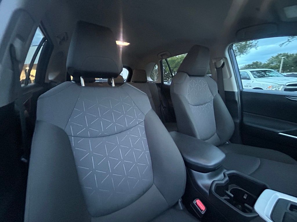 2024 Toyota RAV4 XLE photo 26