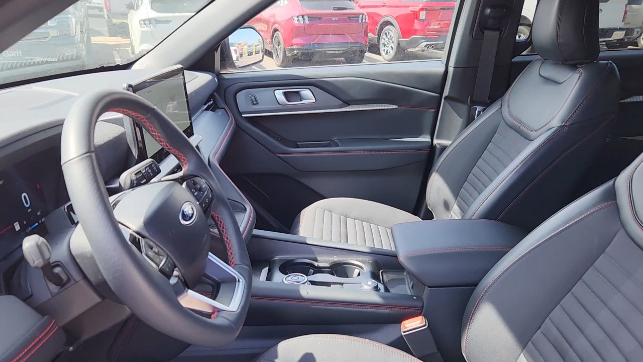2025 Ford Explorer ST-Line photo 15