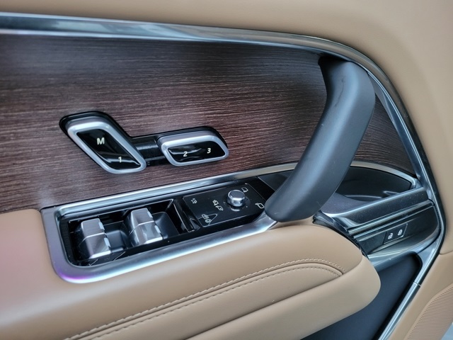 2025 Land Rover Range Rover SE photo 21