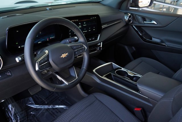 2025 Chevrolet Equinox LT photo 2