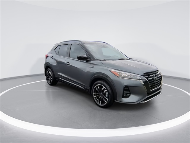 2023 Nissan Kicks SR photo 2