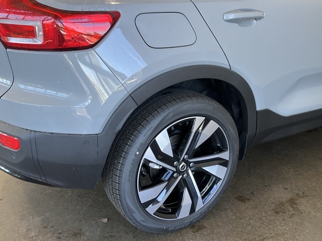 2025 Volvo XC40 Plus photo 5