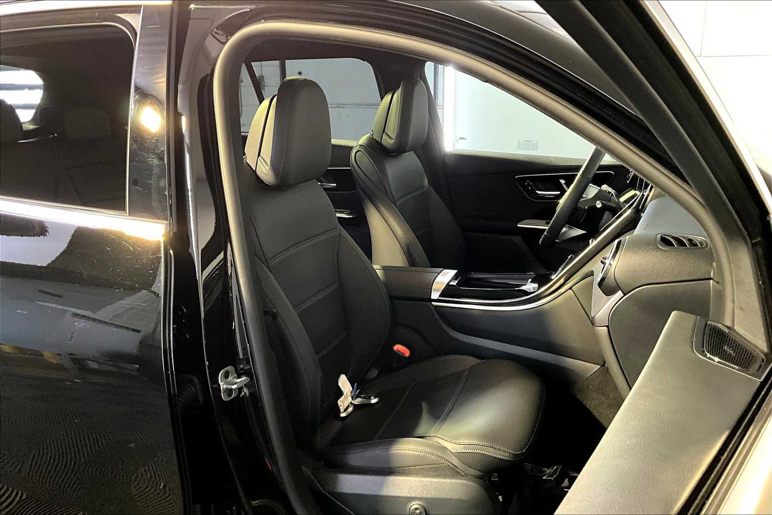 2025 Mercedes Benz GLC 300 4MATIC photo 4