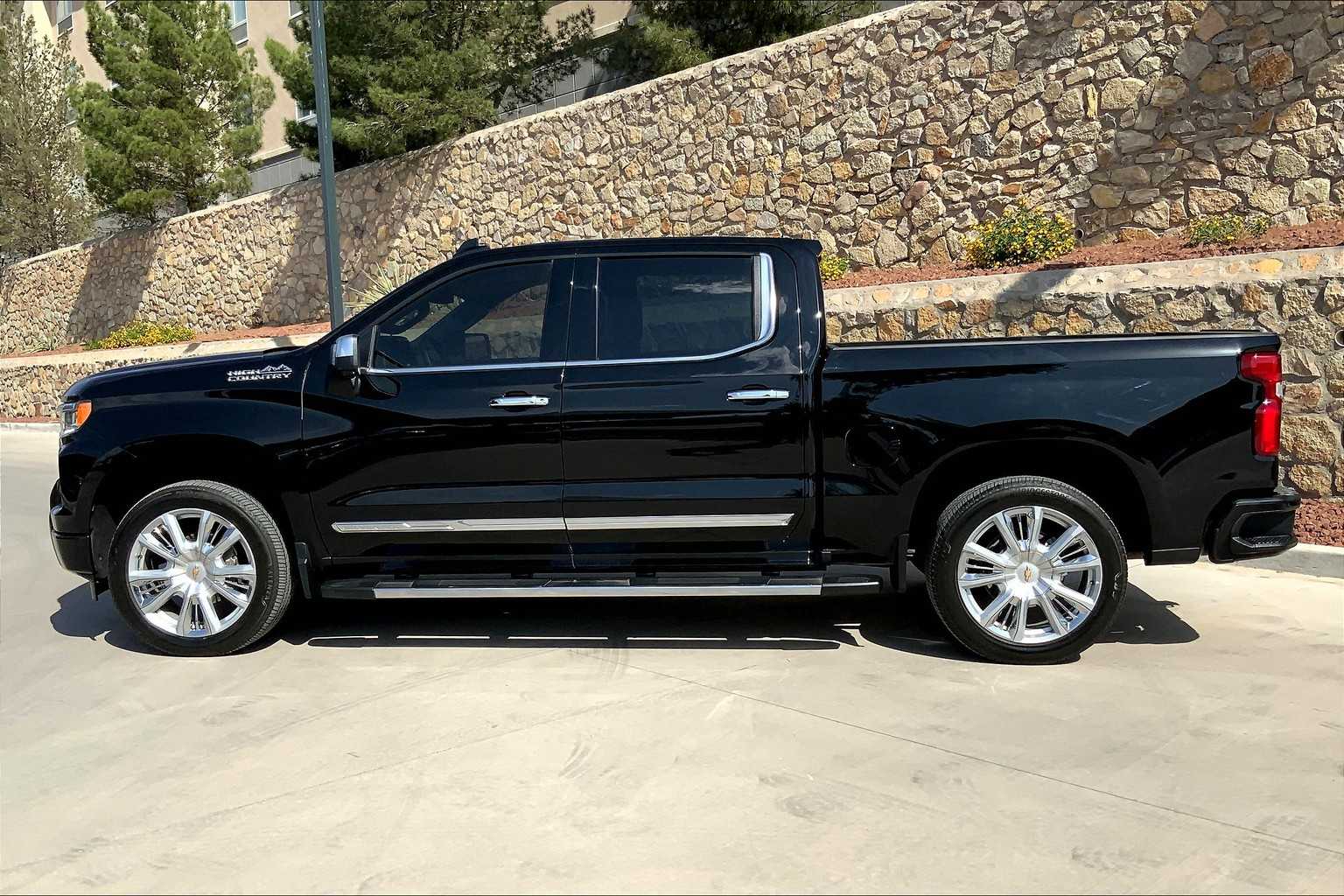 2024 Chevrolet Silverado 1500 High Country photo 3