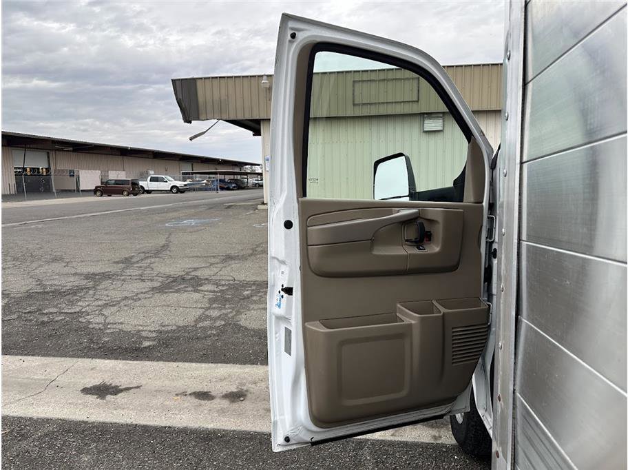 2015 Chevrolet Express Cutaway Van photo 13
