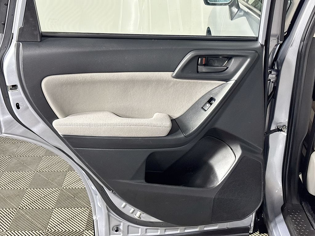 2014 Subaru Forester 2.5i photo 18