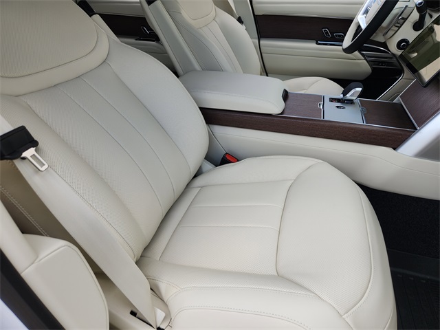 2025 Land Rover Range Rover SE photo 9