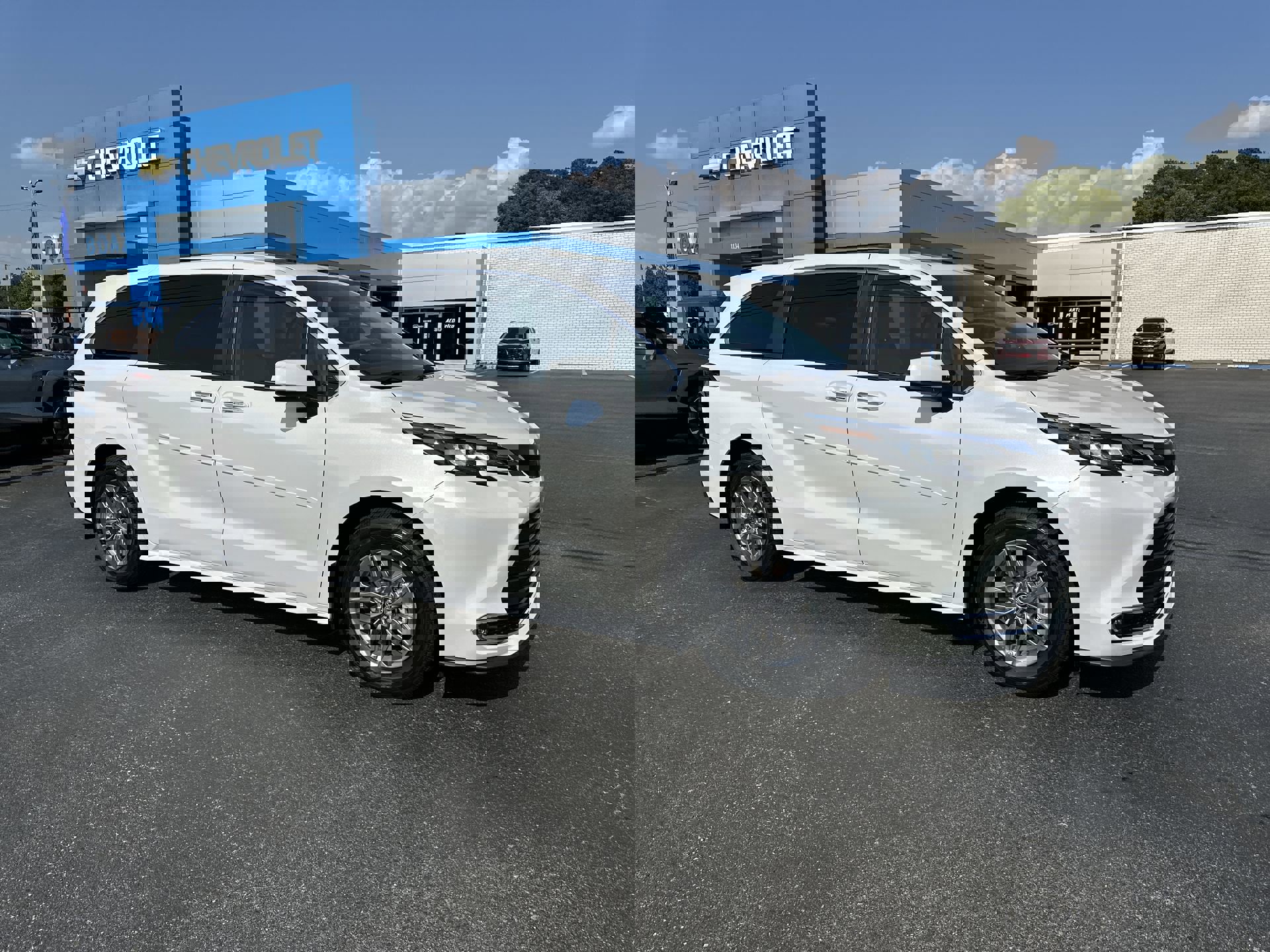 2024 Toyota Sienna XLE's photo