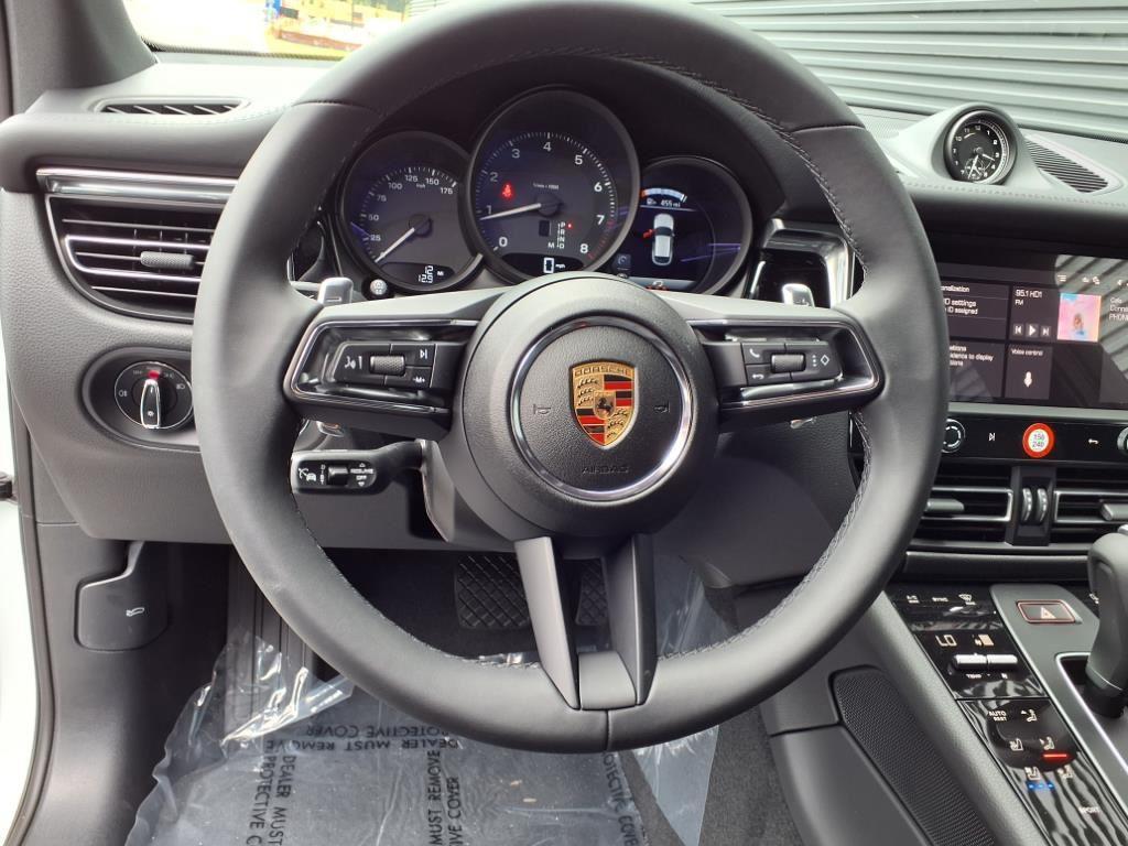 2025 Porsche Macan T photo 4