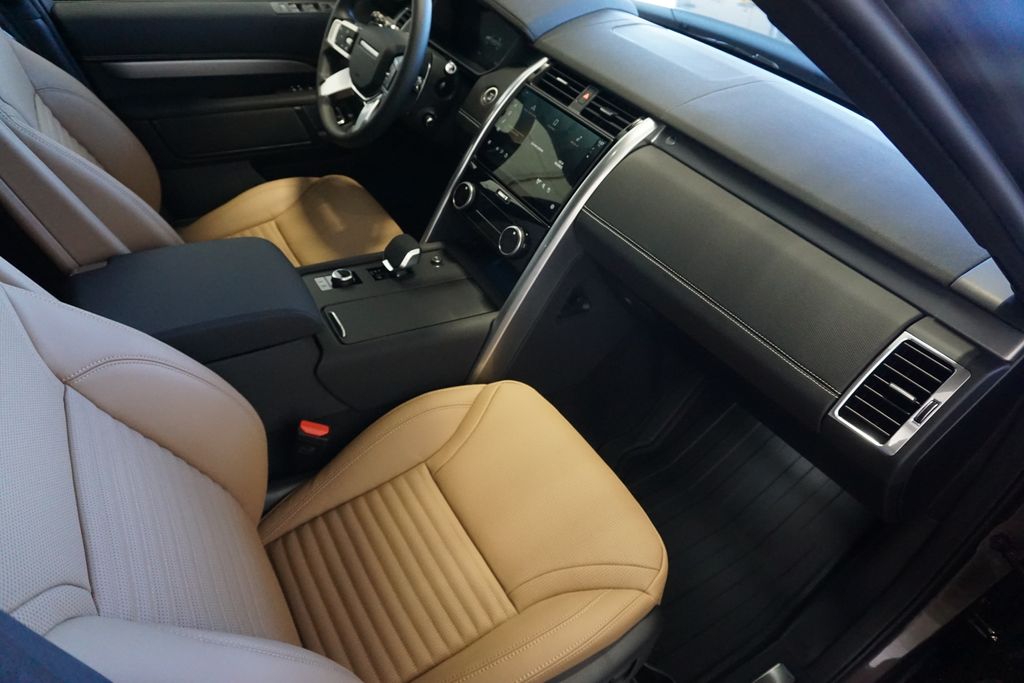 2025 Land Rover Discovery SE photo 21