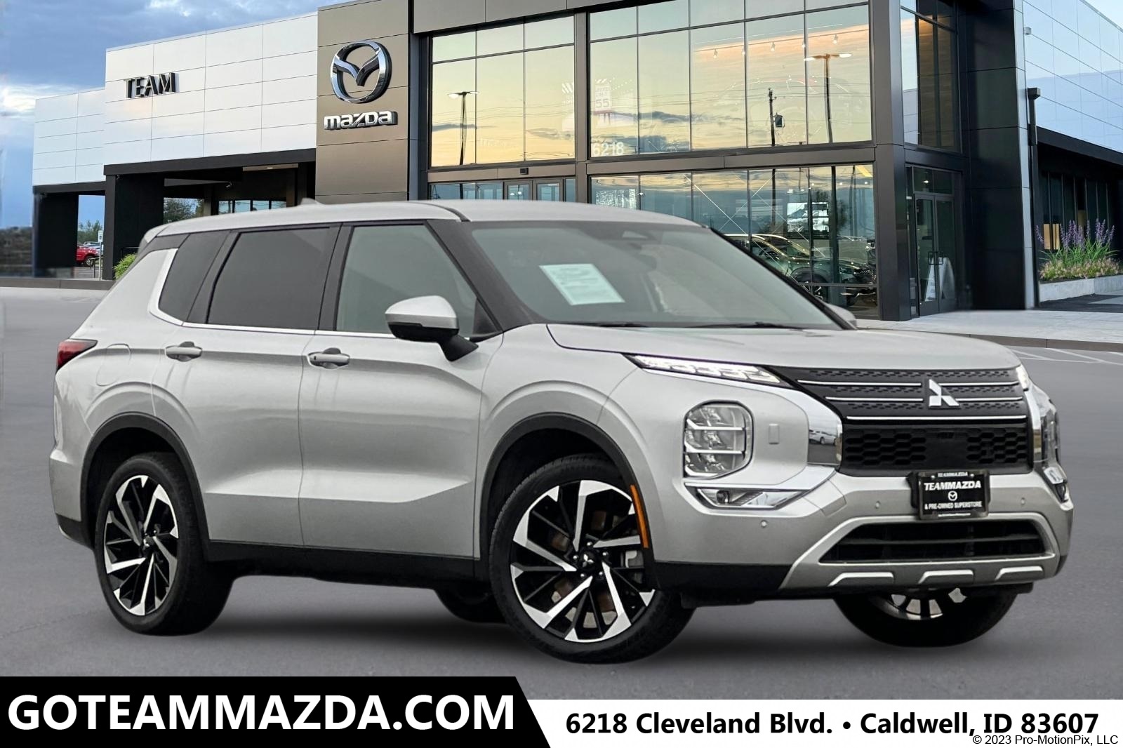 2023 Mitsubishi Outlander SE's photo