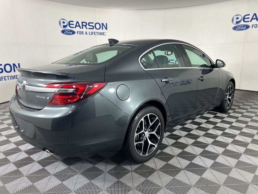 2017 Buick Regal Sport Touring photo 2
