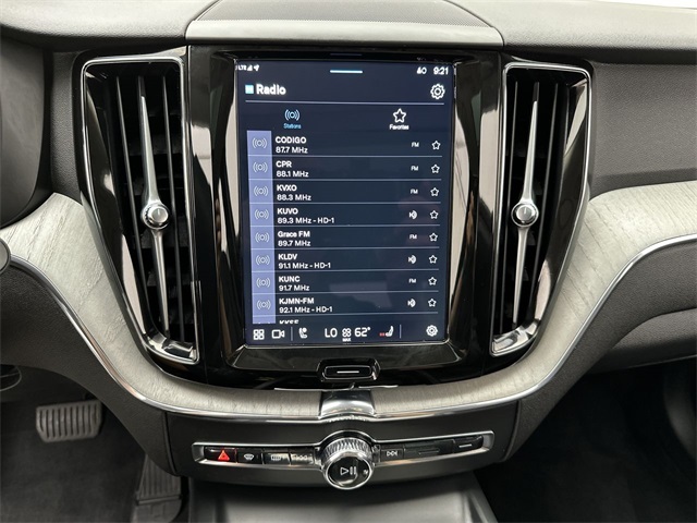2025 Volvo XC60 B5 Plus photo 7