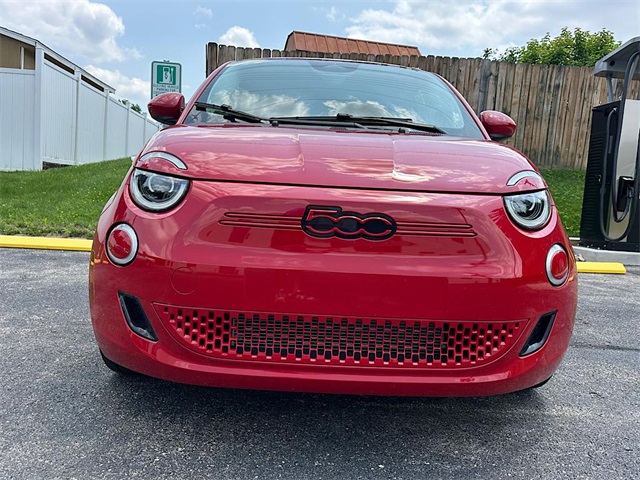 2024 Fiat 500e Red photo 2
